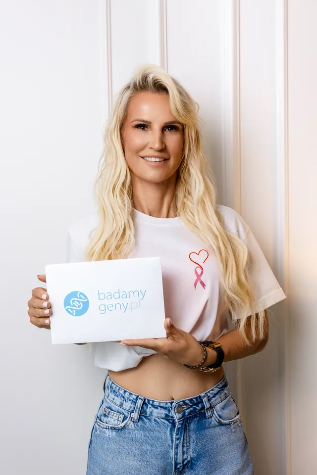 Dominika Tajner, ambasadorka kampanii Dotykam = Wygrywam, z kartą z logo Badamy Geny