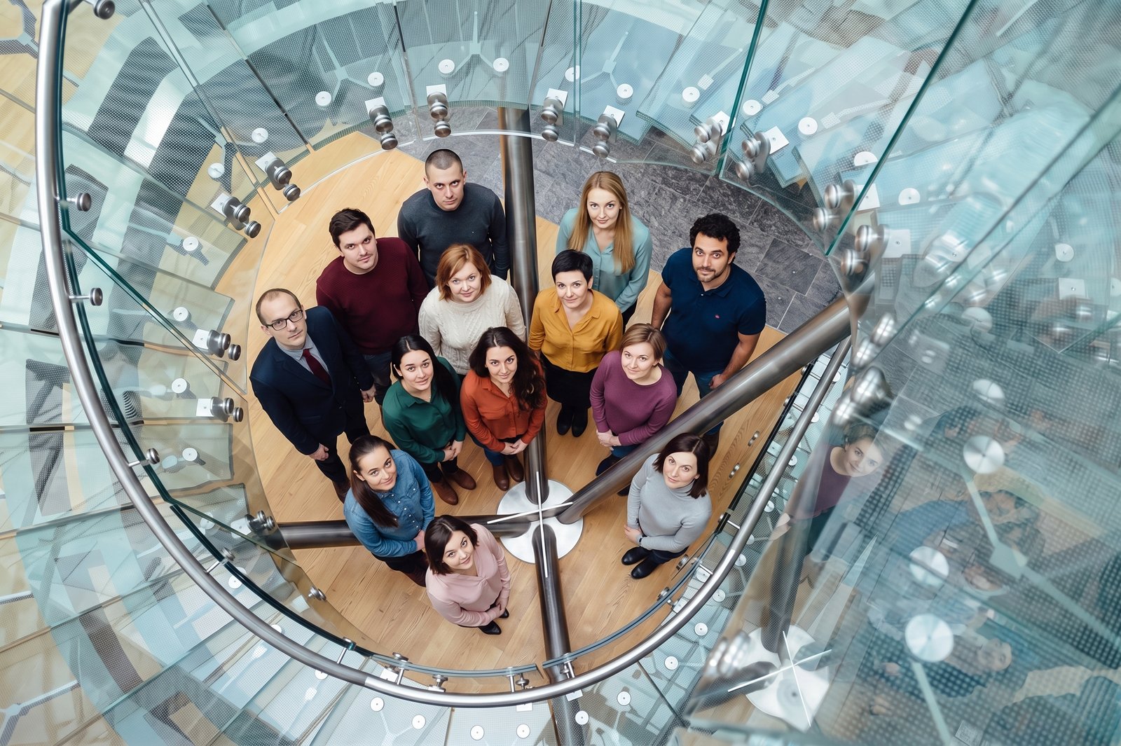 Zespół Warsaw Genomics — widok z góry na szklaną klatkę schodową w siedzibie laboratorium